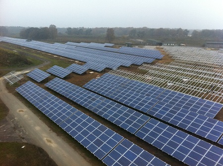 Der Solarpark Weeze im Bau (Foto: BaySolar AG)